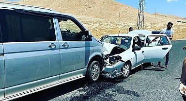 Mardin'de iki araç kafa kafaya çarpıştı: 9 yaralı