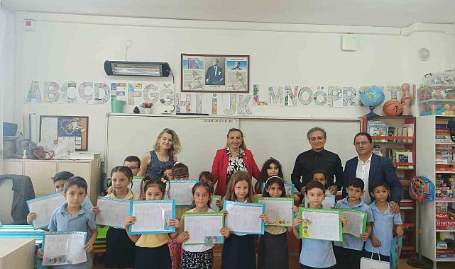 Marmaris'te öğrenciler karnelerini aldı