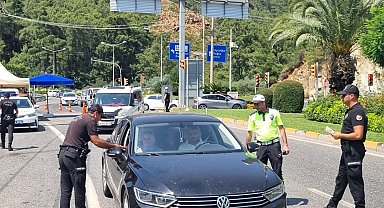 Marmaris'te trafik ekipleri ilçe girişinde gelen sürücülerin bayramını kutlayıp broşür dağıttı