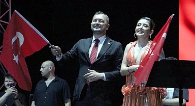 Melek Mosso konserini iptal etmeyen Cüneyt Yüksel istifa etti