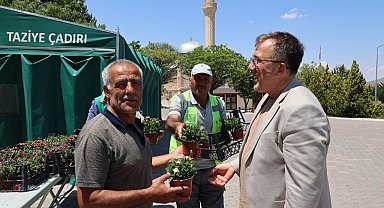 Mezar ziyaretine gelenlere karanfilli karşılama
