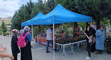 Mezarlık ziyareti yapan vatandaşlara çiçek dağıtıldı