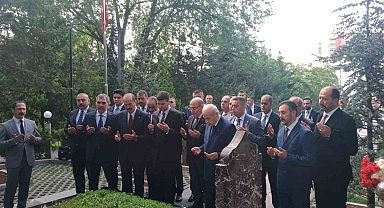 MHP lideri Bahçeli, Türkeş'in kabrini ziyaret etti