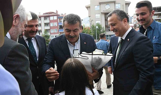 Milli Eğitim Bakanı Tekin, Gümüşhane'de ziyaretlerde bulundu