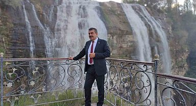 Milli Eğitim Bakanı Yusuf Tekin, baba ocağında çiçeklerle karşılandı