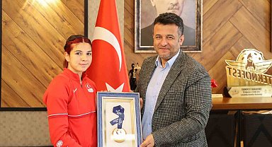Milli sporcu Bayrak, Çarşamba'ya madalyayla döndü