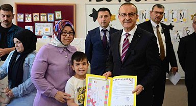 Minikler karnelerini valinin elinden aldı