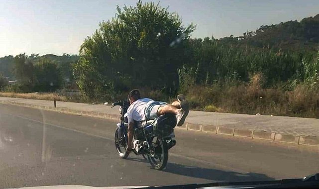 Motosiklet üzerinde yatarak sürüş pahalıya patladı: 7 bin 558 TL ceza