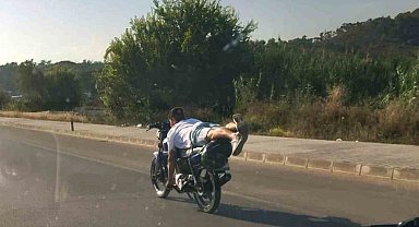 Motosiklet üzerinde yatarak sürüş pahalıya patladı: 7 bin 558 TL ceza