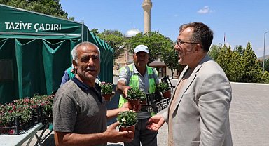 Nevşehir'de mezarlıklarda karanfil dağıtıldı