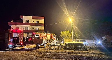Nusaybin'de bir evin deposunda traktör ile 30 ton saman kül oldu