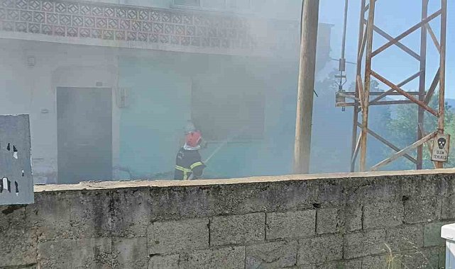 Ocakta unutulan yemek mutfağı kül etti