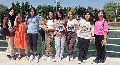 Öğrencilere karne hediyesi olarak Eskişehir'e gitti