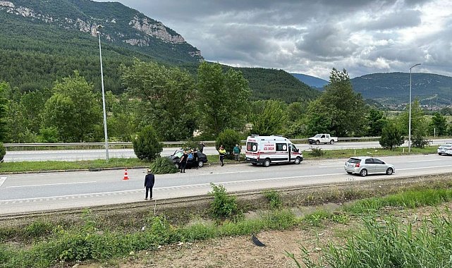Önce direğe ardından ağaca çarpan otomobil sürücüsü yaralandı