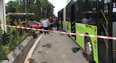 Otobüse çarpan otomobildeki aileden 3 kişi hayatını kaybetti