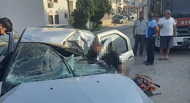 Otomobil çöp konteynerine ve direğe çarptı, sürücü olay yerinde hayatını kaybetti