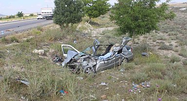 Otomobil kavşaktan dönen çekiciye çarptı: 1 ölü, 3 yaralı