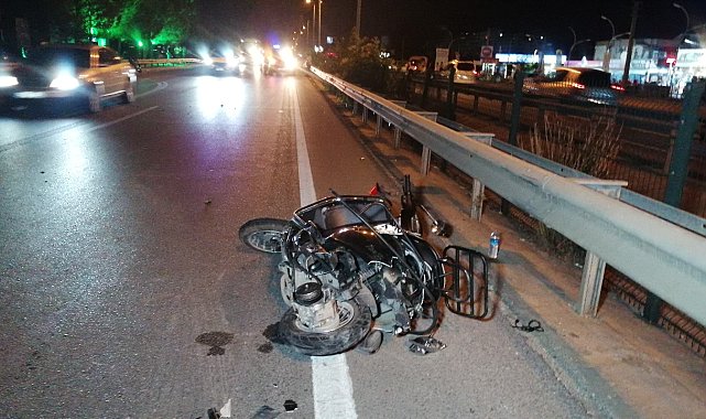 Otomobilin aynasına çarpıp devrilen motosiklete arkadan gelen araç çarptı:1'i ağır 2 yaralı