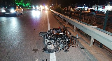 Otomobilin aynasına çarpıp devrilen motosiklete arkadan gelen araç çarptı:1'i ağır 2 yaralı