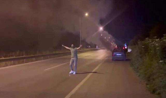 Otomobilinin yanışını çaresizce izledi, o anları saniye saniye kaydetti