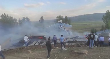 Özalp'ta ev ve ahır yangını