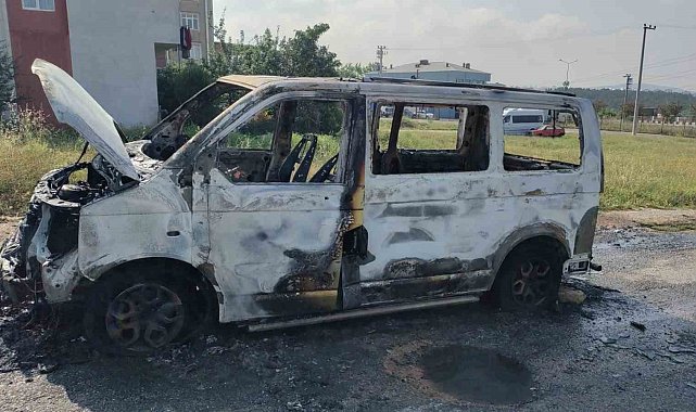 Park halindeki minibüs alev alev yandı