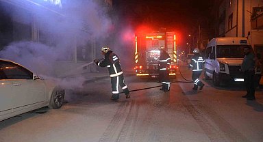 Park halindeki otomobilde çıkan yangın büyümeden söndürüldü