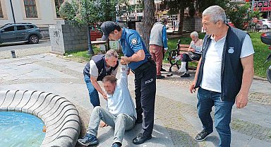 Parkı mesken tutan sarhoşlar, içkilerine el konulunca taşkınlık çıkardı