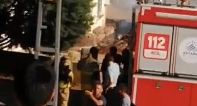 Patlayan elektrik hattında çıkan yangın paniğe neden oldu