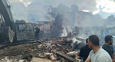 Pazaryolu'nda korkutan yangın: 10 ev kullanılamaz hale geldi
