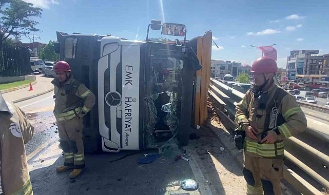 Pendik'te hafriyat kamyonu devrildi, kasadaki toprak başka bir araca döküldü
