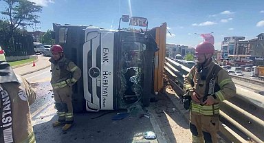 Pendik'te hafriyat kamyonu devrildi, kasadaki toprak başka bir araca döküldü