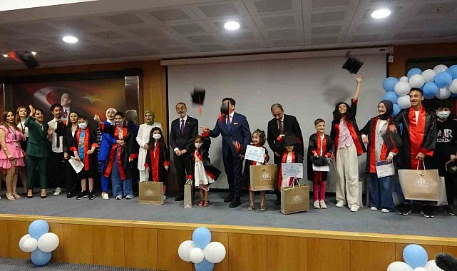 Pendik'te hastane sınıfı öğrencileri karne heyecanı yaşadı