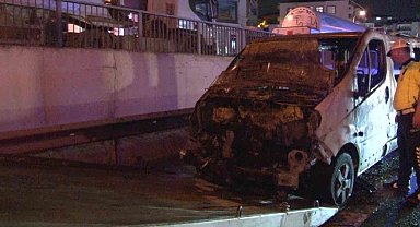 Pendik'te seyir halindeki minibüs alev alev yandı