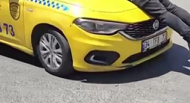 Pendik'te taksinin kaputuna çıkıp camı patlattı