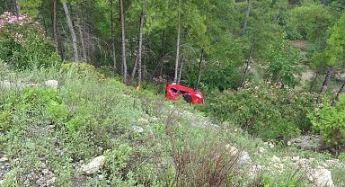 Piknik dönüşü 30 metre uçuruma yuvarlanan otomobilden sağ çıktılar