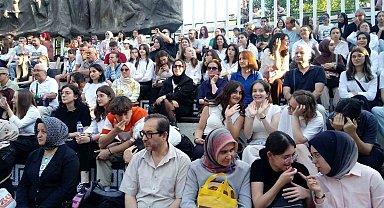 Sahne, 'adam olacak' çocukların