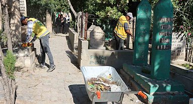 Şanlıurfa'da mezarlıklarda bayram temizliği