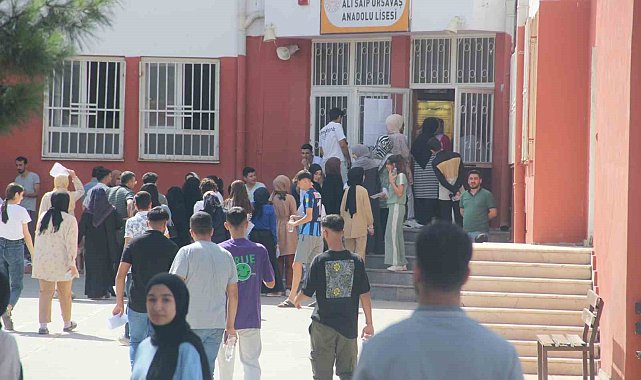 Şanlıurfa'da YKS adayları sınava yetişmek için ter döktü