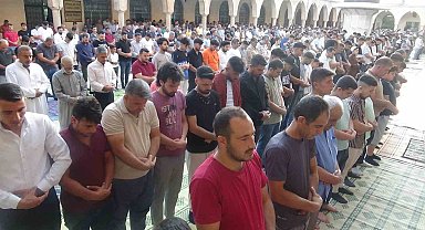 Şanlıurfalılar bayram namazı için Balıklıgöl'e akın etti