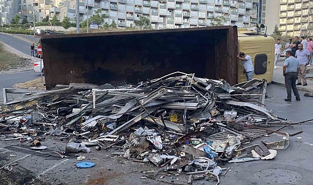 Sarıyer'de hurda yüklü kamyon yan yattı, sürücü yaralandı