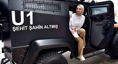 Şehit ailesini polis, üzerinde şehidin ismi yazılı zırhlı araçla ziyaret etti