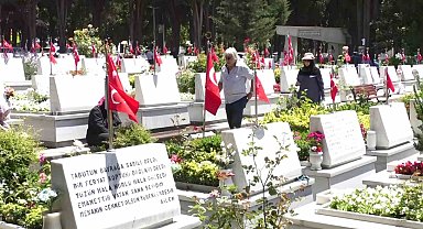 Şehit yakınları bayram öncesinde Edirnekapı Şehitliği'ni ziyaret etti