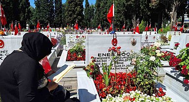 Şehit yakınları bayramın ilk gününde Edirnekapı Şehitliği'ni ziyaret etti
