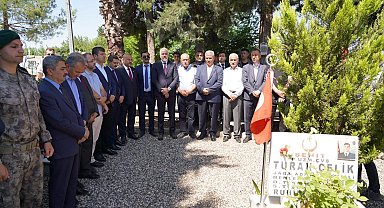 Şehitliğe karanfil bırakıldı