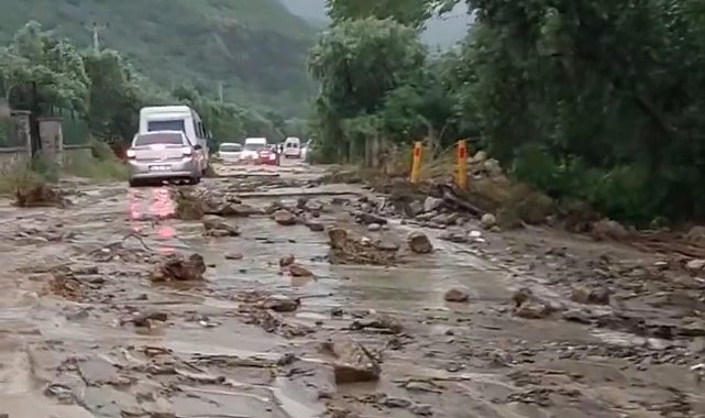 Sel suları İznik Bursa yolunu kapattı