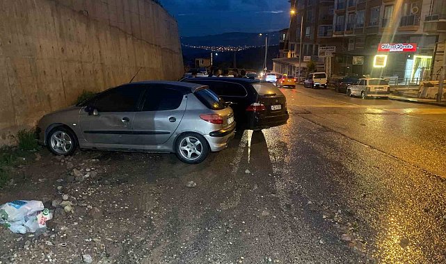 Sel sularında otomobilinin altına sıkışan vatandaşa mahalleliden yardım eli