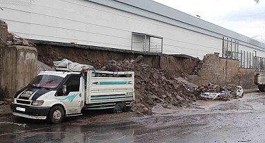 Selde fabrikanın duvarı yıkıldı: 4 araç böyle hurdaya döndü