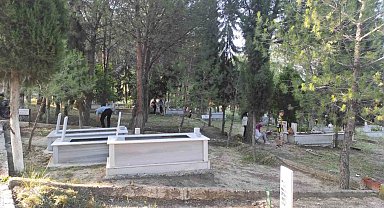 Selendi'de mezarlıklara ziyaretçi akını