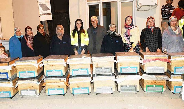 Sertifikalarını alan kursiyerlere içinde arı olan kovanlar dağıtıldı